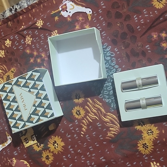 PRADA Mini Lip Balm Gift Set ♤♤ - Picture 7 of 10